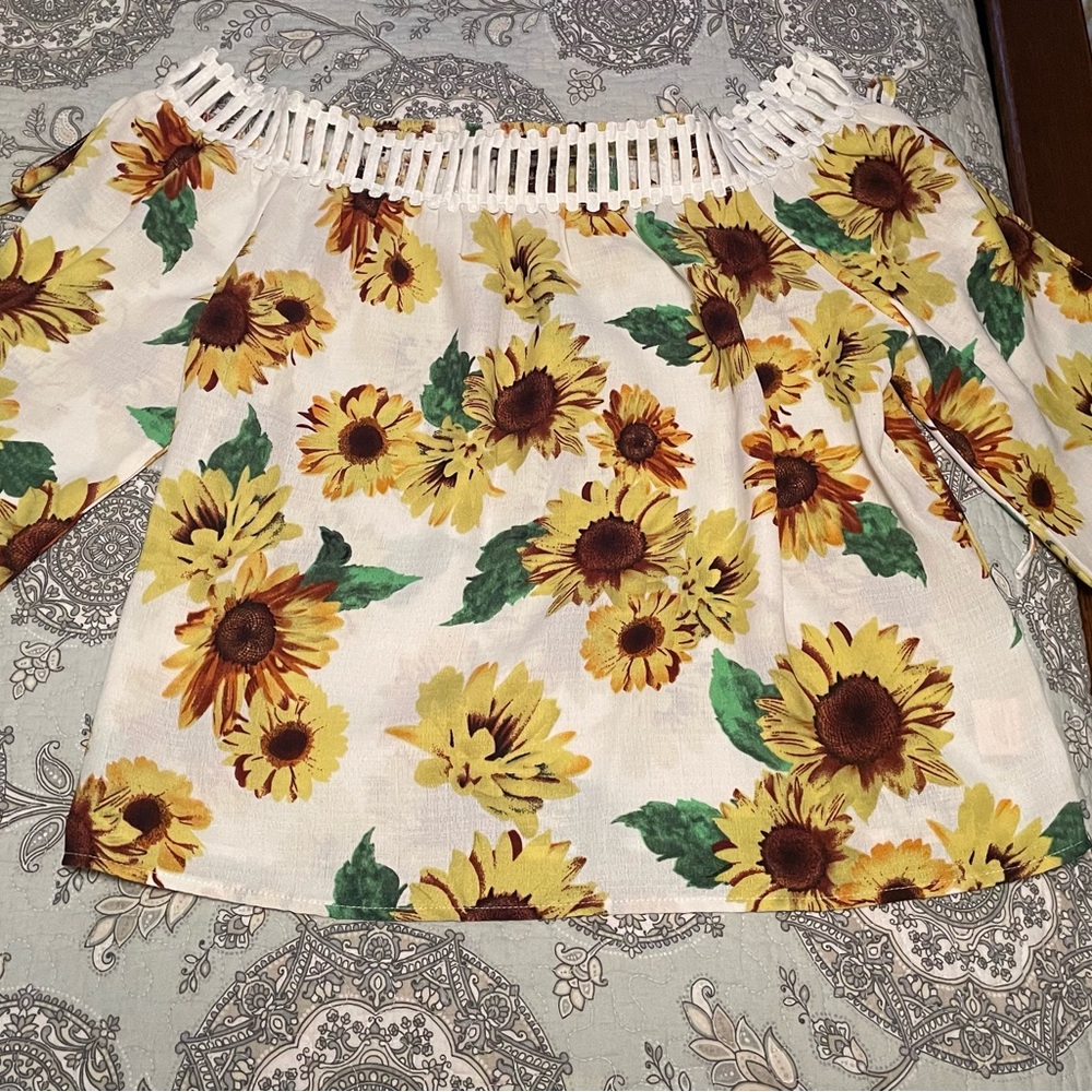 DeJevu large sunflower 🌻 top with cute trim never worn